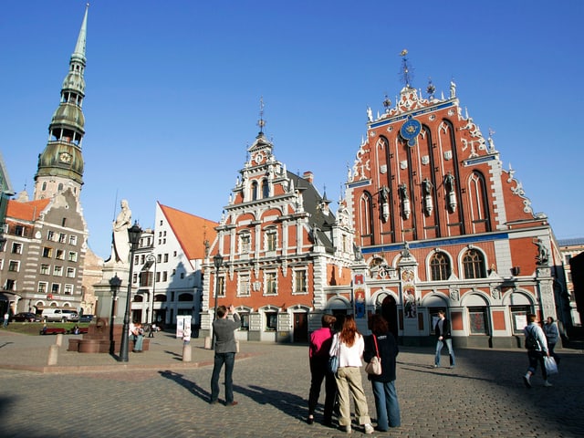 Touristen bestaunen alte Häuser in Lettlands Hauptstadt Riga. Touristen bestaunen alte Häuser in Lettlands Hauptstadt Riga.