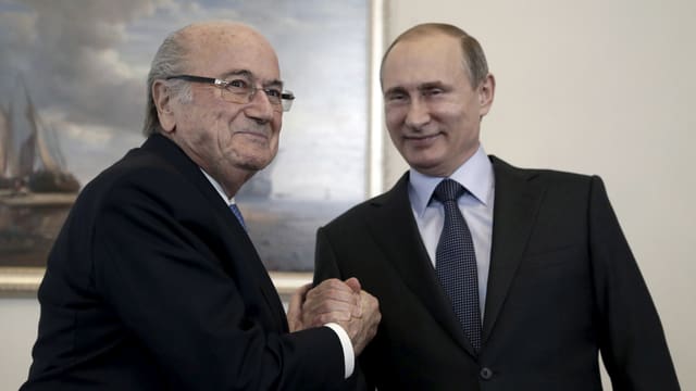 Joseph S. Blatter und Vladimir Putin geben sich die Hand. Joseph S. Blatter und Vladimir Putin geben sich die Hand.