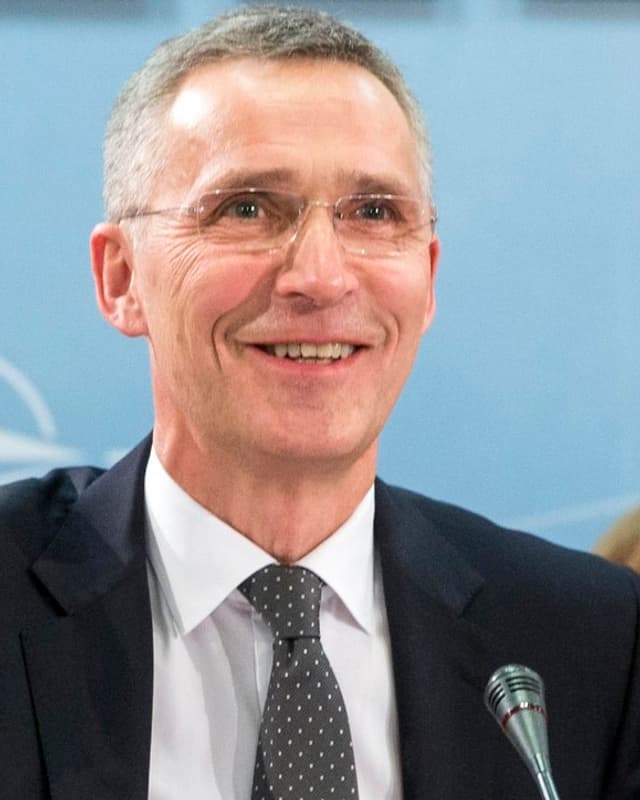 Lächelnd mit erhobenem Holzhämmerchen. Lächelnd mit erhobenem Holzhämmerchen.