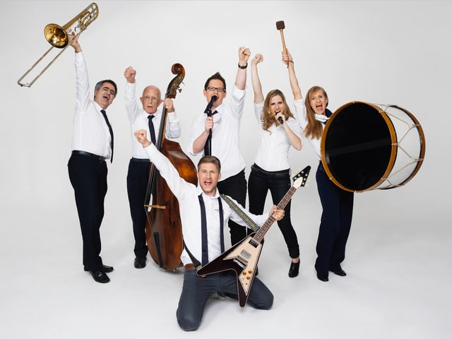 Die Heilsarmee-Band mit Instrumenten in der Hand und in weissen Hemden. Die Heilsarmee-Band mit Instrumenten in der Hand und in weissen Hemden.