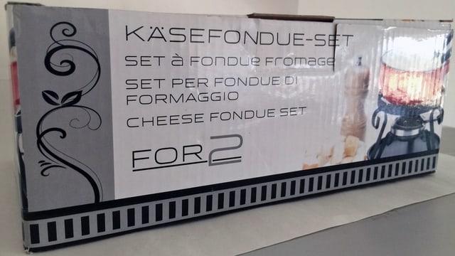 Verpackung eines Fondue-Sets. Verpackung eines Fondue-Sets.