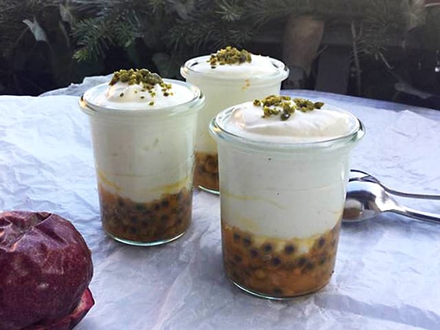 Quark mit Passionsfrucht im Weck-Gläsli Quark mit Passionsfrucht im Weck-Gläsli