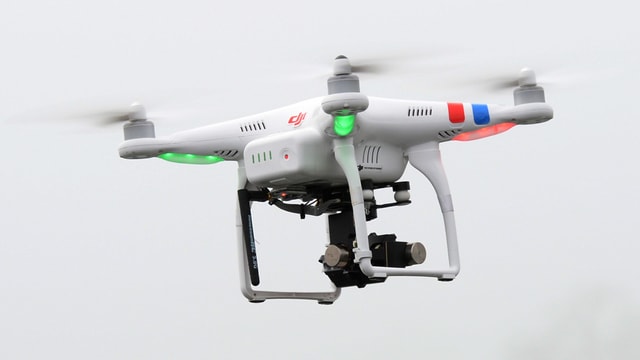 Fliegende Drohne mit einer Kamera ausgerüstet. Fliegende Drohne mit einer Kamera ausgerüstet.