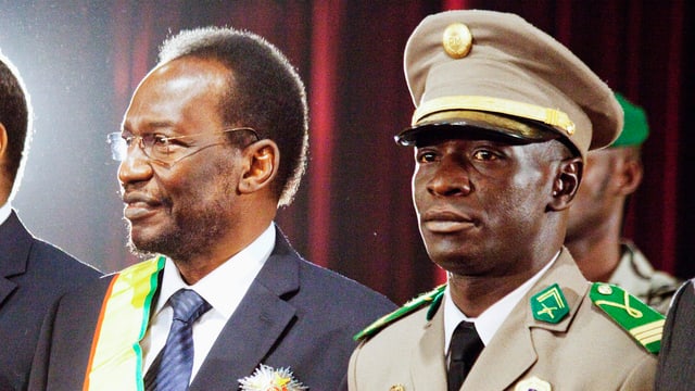 Dioncounda Traore (links) bei seiner Vereidigung zum Interimspräsidenten im April 2012. Daneben: Amadou Sanogo.  