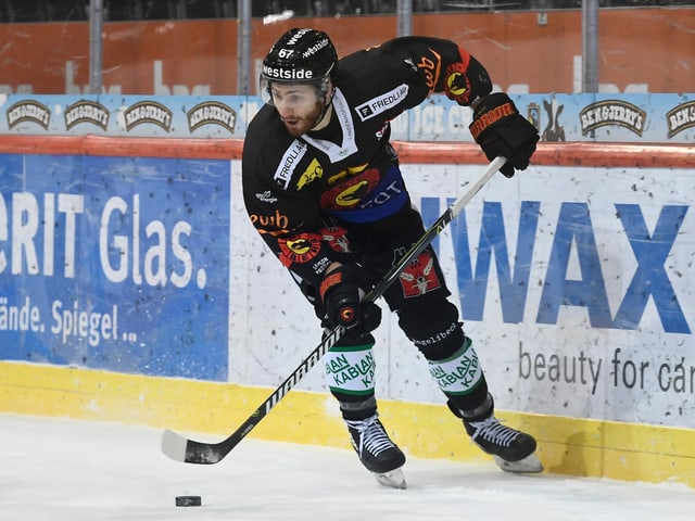 Eishockey-Spieler. Eishockey-Spieler.