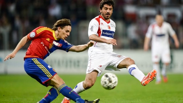 Kay Voser im Duell mit Gennaro Gattuso. Kay Voser im Duell mit Gennaro Gattuso.