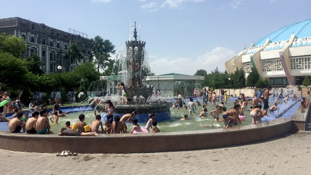 Plantschende Menschen in einem Brunnen. Plantschende Menschen in einem Brunnen.