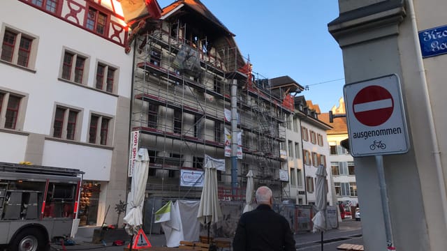 Ausgebranntes Haus in der Altstadt, Feuerwehrauto davor Ausgebranntes Haus in der Altstadt, Feuerwehrauto davor