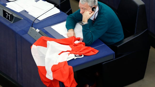 Zu sehen eine Schweizer Flagge im EU-Parlament. Zu sehen eine Schweizer Flagge im EU-Parlament.