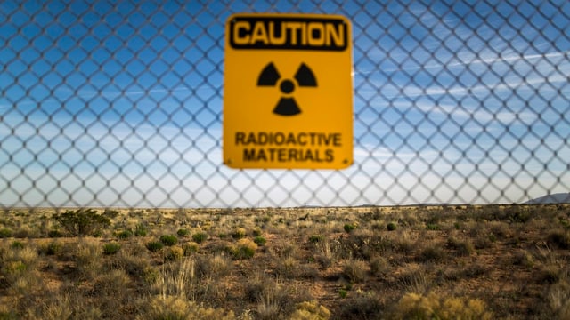 Warnschild vor radioaktivem Material Warnschild vor radioaktivem Material