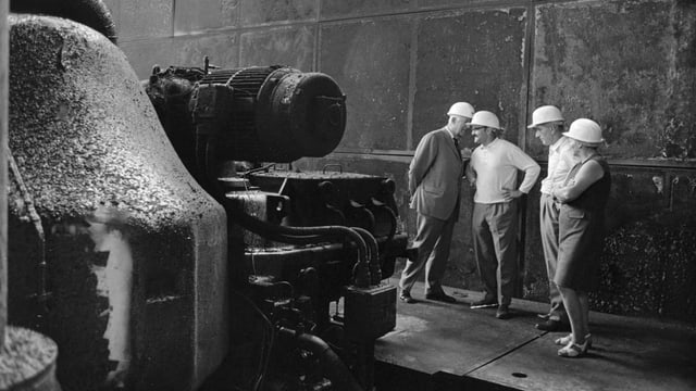 Begutachten der Schaeden nach dem Turbinenbrand im Maschinenhaus des Atomkraftwerks Muehleberg. Begutachten der Schaeden nach dem Turbinenbrand im Maschinenhaus des Atomkraftwerks Muehleberg.