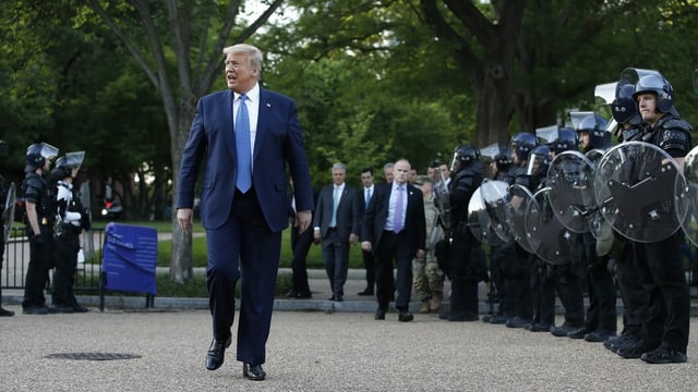 Trump vor Polizisten Trump vor Polizisten