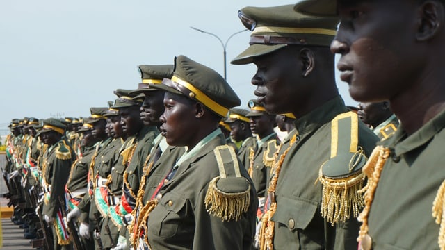 Die Soldaten der Regierungsarmee (SSPDF) sind ungleich besser ausgebildet als die Rebellen. Doch auch bei ihnen fehlt es an Essen und Medizin. Die Soldaten der Regierungsarmee (SSPDF) sind ungleich besser ausgebildet als die Rebellen. Doch auch bei ihnen fehlt es an Essen und Medizin.
