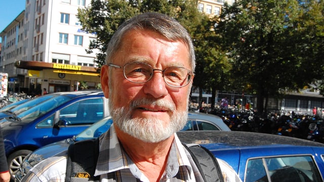 Mann mit Brille und Bart schaut in die Kamera Mann mit Brille und Bart schaut in die Kamera
