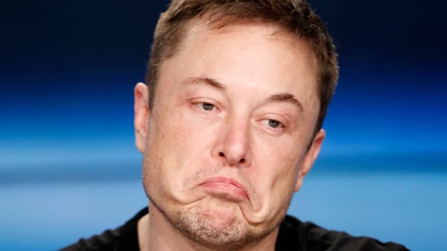 Elon Musk verzieht das Gesicht. Elon Musk verzieht das Gesicht.