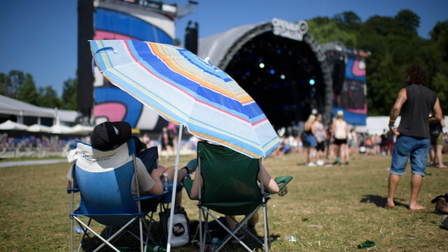 Zwei junge Menschen sitzen vor der Hauptbühne vom Open Air St. Gallen Zwei junge Menschen sitzen vor der Hauptbühne vom Open Air St. Gallen