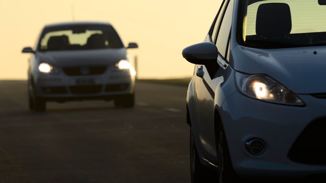 Zwei Autos fahren hintereinander Zwei Autos fahren hintereinander