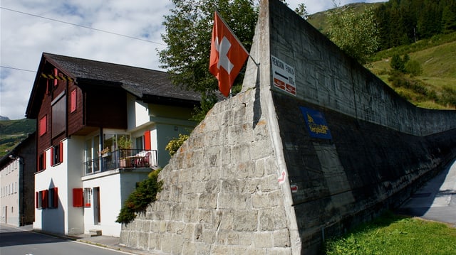 Eine haushohe Mauer schützt das Dorf vor Naturgewalten. Eine haushohe Mauer schützt das Dorf vor Naturgewalten.