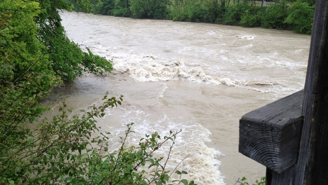 Hochwasser auch bei der Thur unter der Lütisburger Holzbrücke im Unteren Toggenburg. Hochwasser auch bei der Thur unter der Lütisburger Holzbrücke im Unteren Toggenburg.