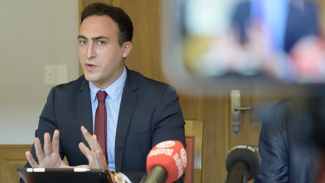 Valentin Zuber spricht gestikulierend und mit ernster Miene zu den Medien. Valentin Zuber spricht gestikulierend und mit ernster Miene zu den Medien.