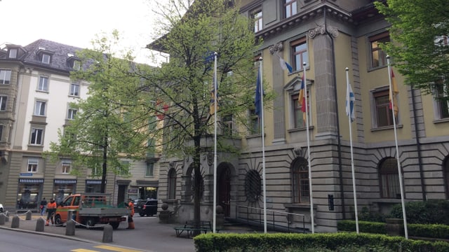 Opposition gibt es aus dem Luzerner Stadthaus. Die Stadt wehrt sich mit 11 anderen Gemeinden gegen die Reform. Opposition gibt es aus dem Luzerner Stadthaus. Die Stadt wehrt sich mit 11 anderen Gemeinden gegen die Reform.
