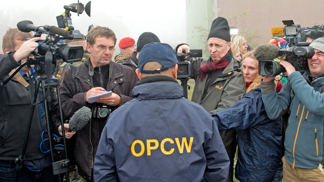 Ein OPCW-Mitarbeiter vor Medienvertretern. Ein OPCW-Mitarbeiter vor Medienvertretern.