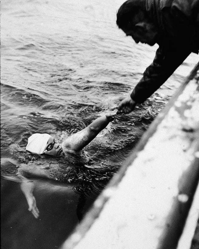 In den 1970-er Jahren durchquert sie den Ärmelkanal: die US-Amerikanische Schwimmerin Lynne Cox. In den 1970-er Jahren durchquert sie den Ärmelkanal: die US-Amerikanische Schwimmerin Lynne Cox.