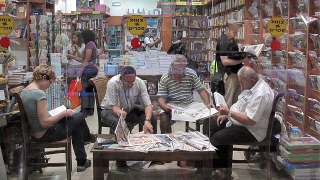 Menschen in Jerusalem lesen in einem Kiosk Zeitung. (keystone)
