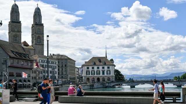 Blick von der Rathausbrücke auf das Grossmünster Blick von der Rathausbrücke auf das Grossmünster