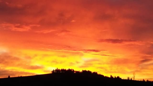 Blick von Oberbütschel zur Rüeggisbergegg mit einem farbigen Abendhimmel. Blick von Oberbütschel zur Rüeggisbergegg mit einem farbigen Abendhimmel.