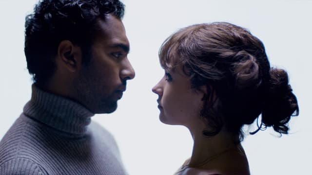 Eine Frau und ein Mann schauen sich in die Augen. Eine Frau und ein Mann schauen sich in die Augen.