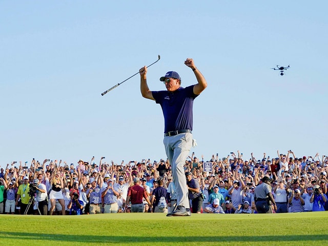 Phil Mickelson lässt sich feiern. Phil Mickelson lässt sich feiern.