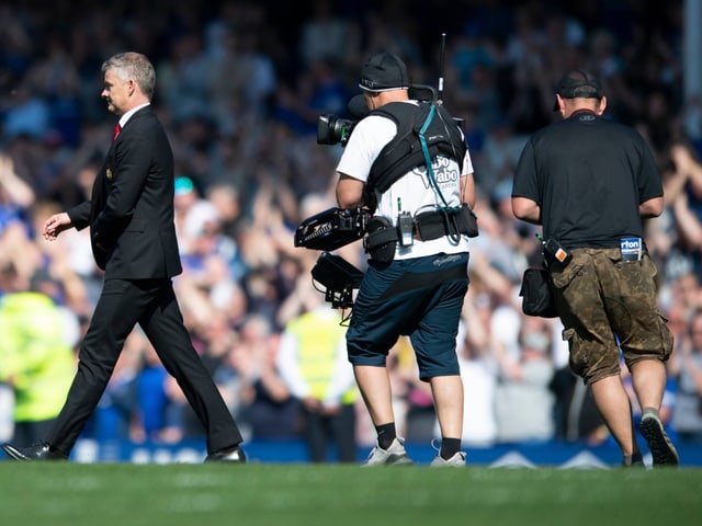 Fussballtrainer Solskjaer läuft nach links