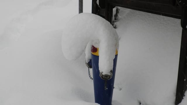 Eine Schneekappe auf einem Hydrant.