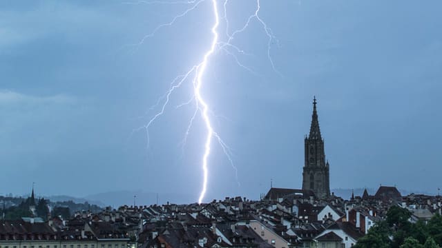Blitz über der Stadt Bern mit der Silhouette des Münsters Blitz über der Stadt Bern mit der Silhouette des Münsters
