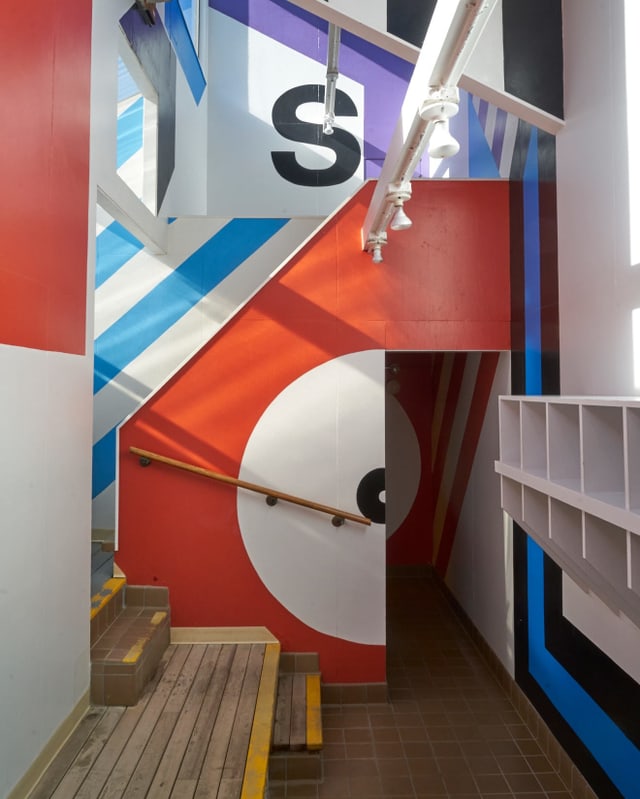 Grossformatige Grafik in einem Innenraum mit Treppe. Grossformatige Grafik in einem Innenraum mit Treppe.
