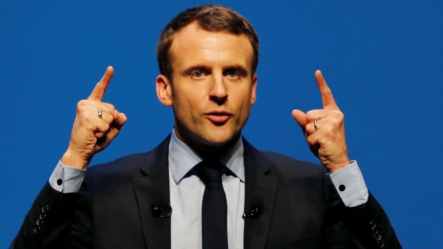 Emmanuel Macron mit zwei erhobenen Händen und Zeigefingern Emmanuel Macron mit zwei erhobenen Händen und Zeigefingern