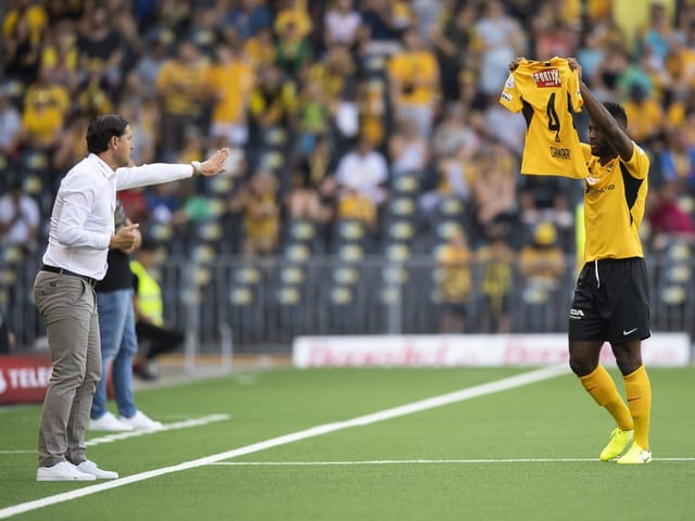 Jean-Pierre Nsame hält das Trikot des verletzten Ali Camara in die Luft. Jean-Pierre Nsame hält das Trikot des verletzten Ali Camara in die Luft.