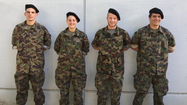 Vier Rekruten stehen im Tenue an einer Wand. Vier Rekruten stehen im Tenue an einer Wand.