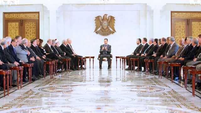 Der syrische Staatspräsident Baschar al-Assad bei einem Treffen mit Vertretern des Libanons. Der syrische Staatspräsident Baschar al-Assad bei einem Treffen mit Vertretern des Libanons.