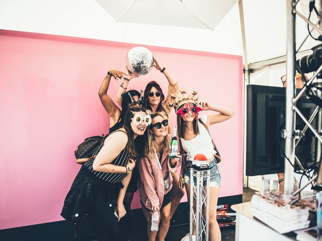 Festivalbesucherinnen am Posen