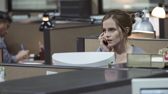 Mae (Emma Watson) sitzt telefonierend im Büro. Mae (Emma Watson) sitzt telefonierend im Büro.