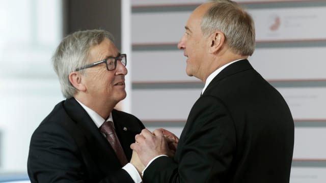 Lettlands Präsident Andris Berzin (rechts) als Gastgeber begrüsst den EU-Kommissionspräsidenten Jean-Claude Juncker Lettlands Präsident Andris Berzin (rechts) als Gastgeber begrüsst den EU-Kommissionspräsidenten Jean-Claude Juncker