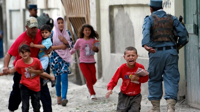 Schreiende Kinder auf einer Srasse Schreiende Kinder auf einer Srasse