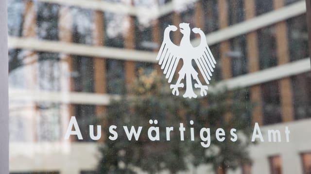 Die Glastür des Auswärtigen Amtes in Berlin. Die Glastür des Auswärtigen Amtes in Berlin.