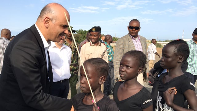 Berset mit südsudanischen Mädchen Berset mit südsudanischen Mädchen