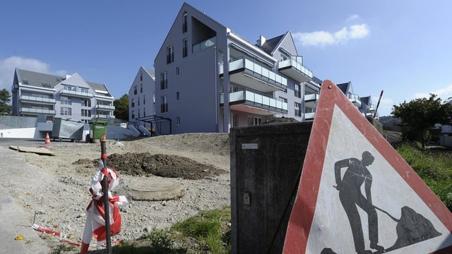 Beinahe fertiggestellte Mehrfamilienhäuser Beinahe fertiggestellte Mehrfamilienhäuser
