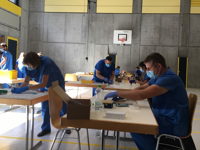 Testzentrum in der Turnhalle Testzentrum in der Turnhalle