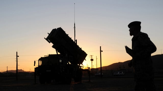 Eine Patriot-Batterie in der Dämmerung im Gegenlich. Eine Patriot-Batterie in der Dämmerung im Gegenlich.