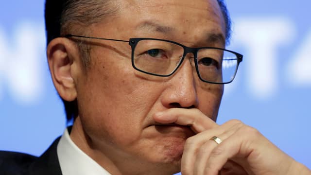 Weltbank-Präsident Jim Yong Kim in Grossaufnahme mit einer Hand am Mund. Weltbank-Präsident Jim Yong Kim in Grossaufnahme mit einer Hand am Mund.